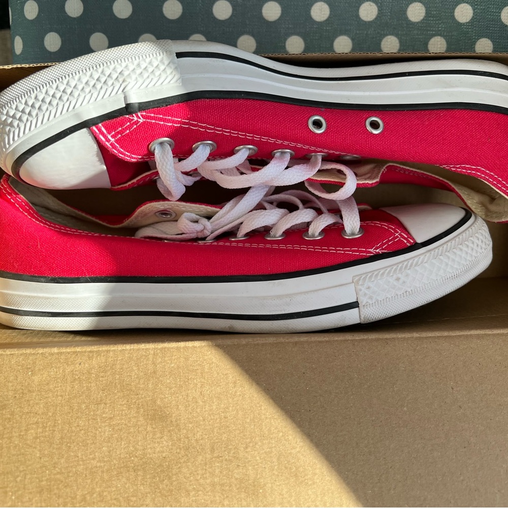 Converse sneakers (like new)